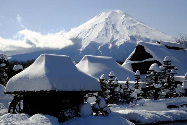 忍野村からの富士山 冬の富士山もまた趣深い