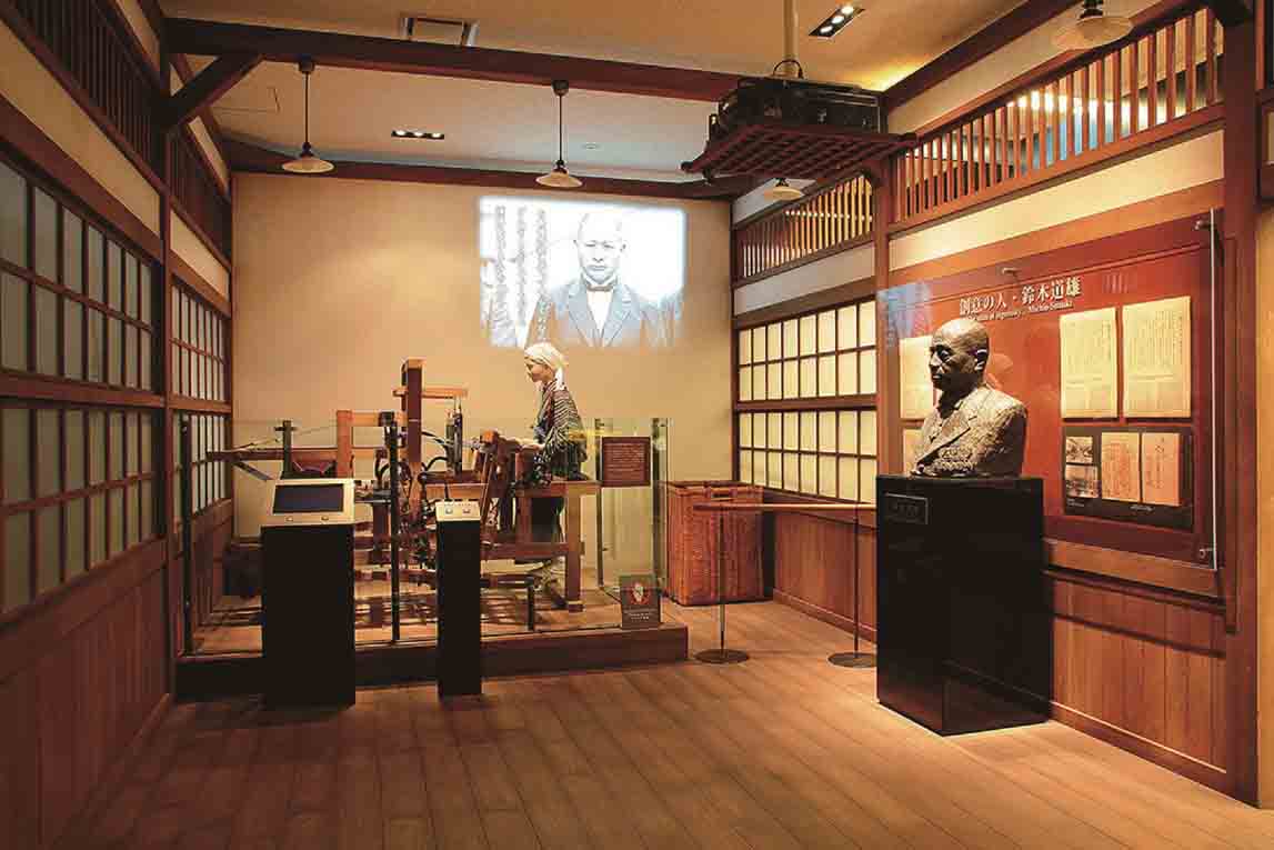 初代社長「鈴木道雄」氏が発明した「杼箱上下器搭載の足踏み式織機」の展示